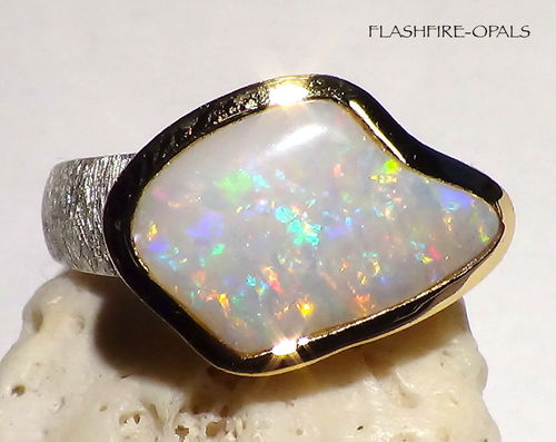 WHITE OPAL-SILVER/GOLD RING GREEN-RED GR: 55/56